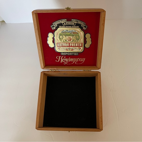 Vintage Arturo Fuente Hemingway Wood Cigar Box - Picture 3 of 7